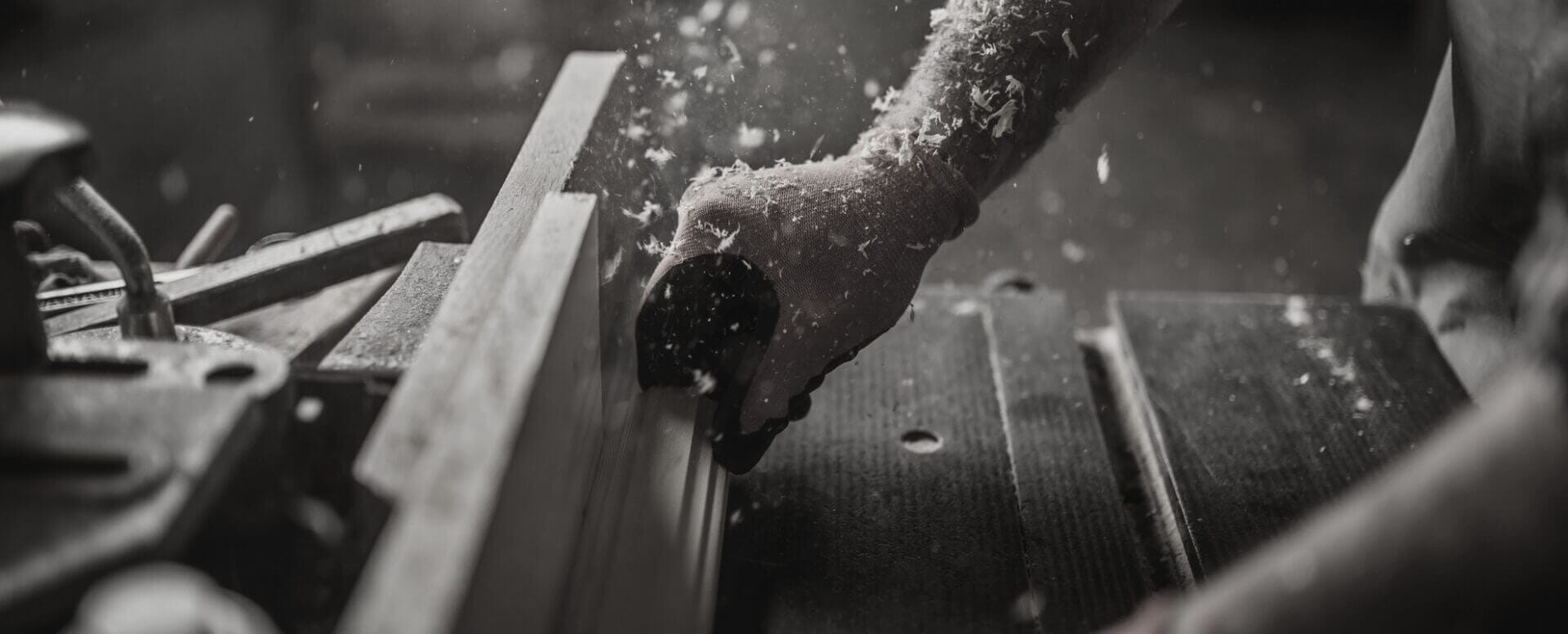 Découpe menuiserie technicien N&B