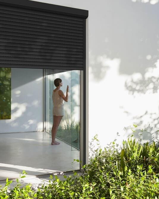 Fenetres et volets roulants villa moderne verdure