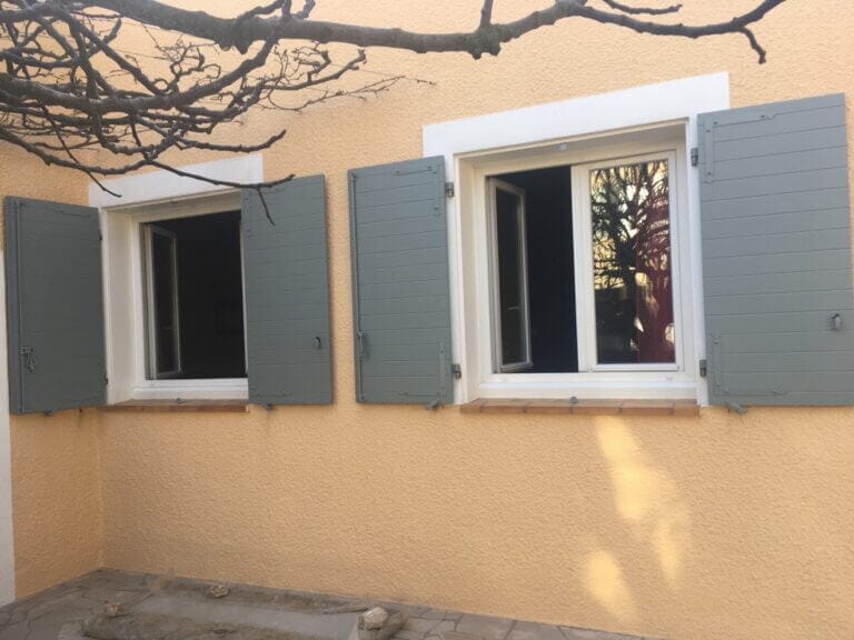 Volet battant en résine composite