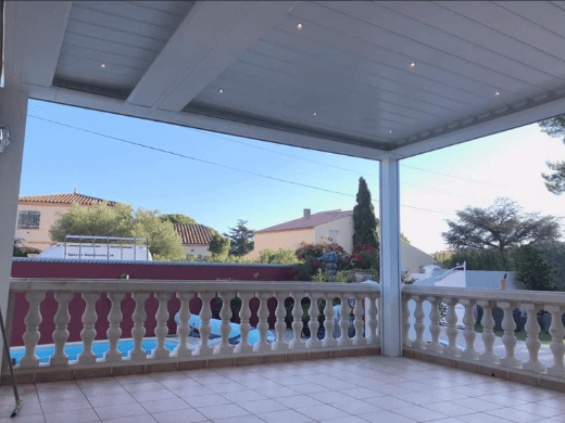 pergola bioclimatique attenante avec option en aluminium blanc