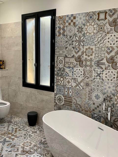 Pose de menuiseries sur mesure en aluminium Noir sablé Montpellier proche de Jacou