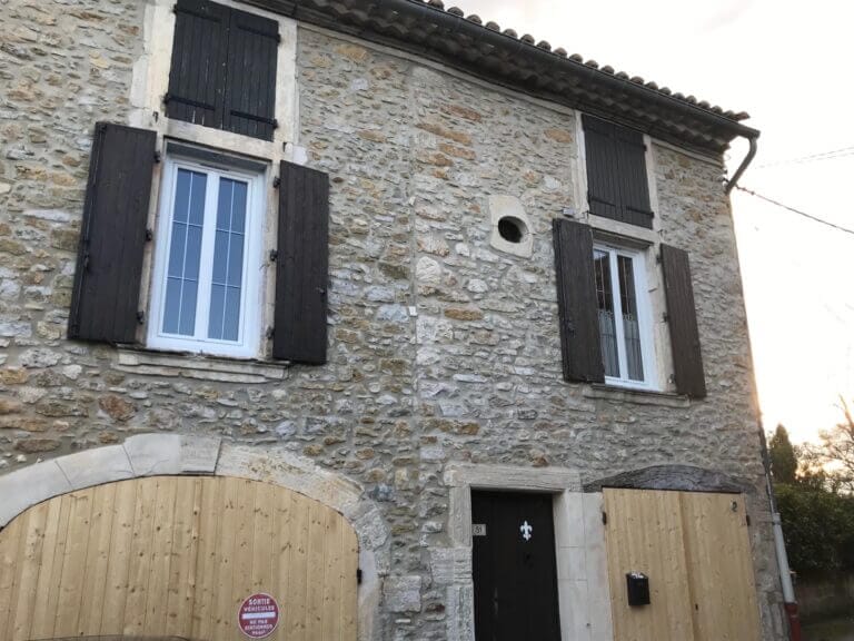 Fenêtres PVC et fausse crémone à poignée ogive