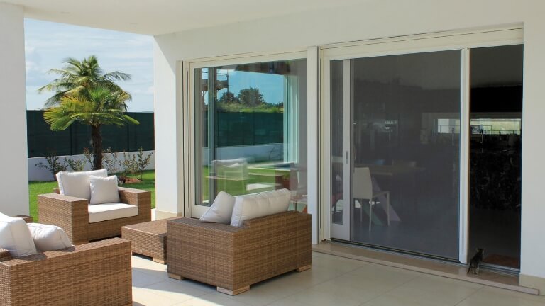 Moustiquaires sur portes-fenêtres