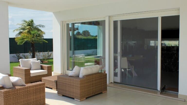 Moustiquaires sur portes-fenêtres