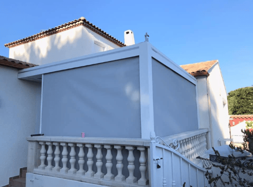 pergola bioclimatique attenante avec option en aluminium blanc