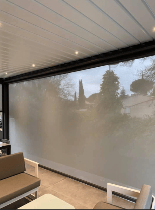 pergola bioclimatique connectée sur mesure avec des screen