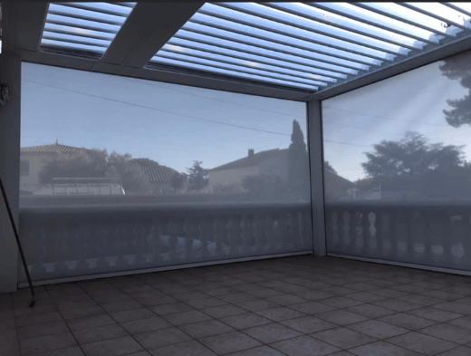 pergola bioclimatique attenante avec option en aluminium blanc