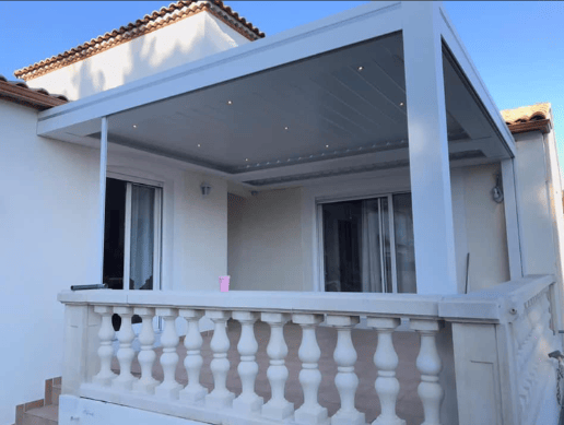 pergola bioclimatique attenante avec option en aluminium blanc