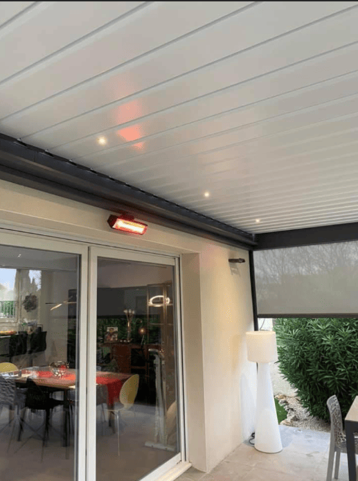 pergola bioclimatique connectée sur mesure avec des screen