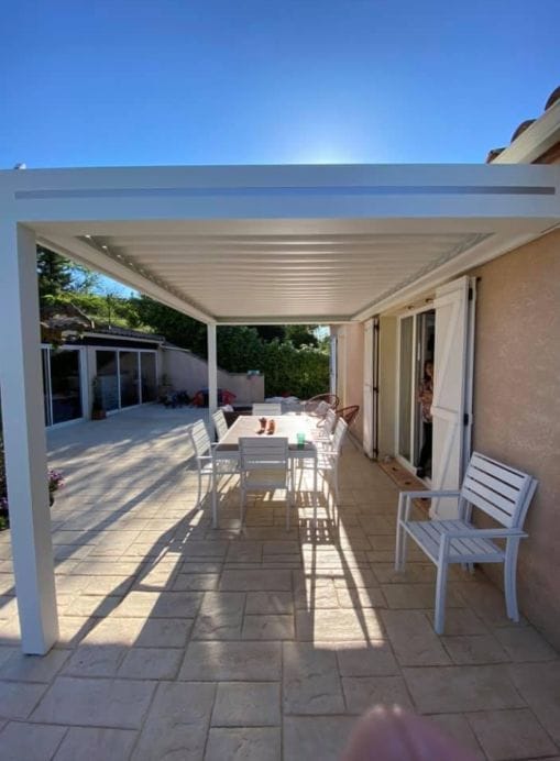 Protection solaire sur mesure en aluminium blanche personnalisable