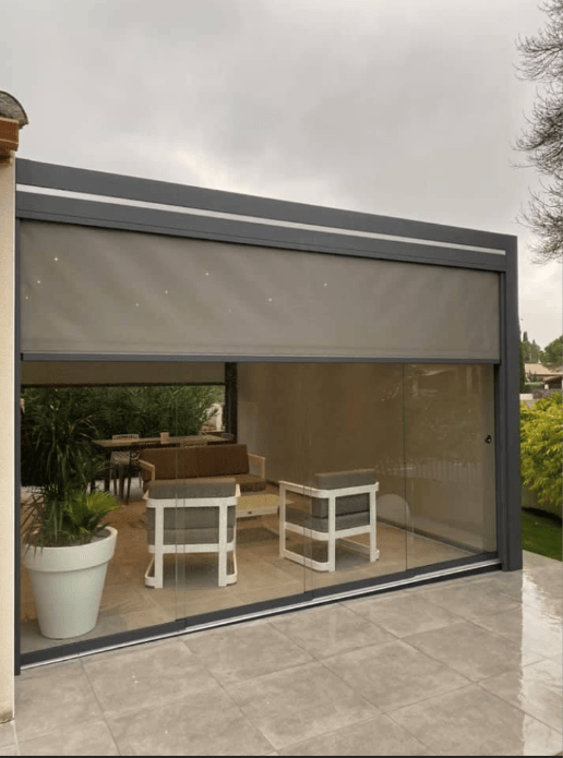 pergola bioclimatique connectée sur mesure avec des screen