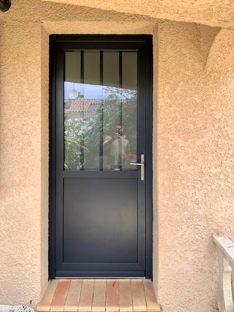 Pose de menuiseries sur mesure en aluminium Noir sablé Montpellier proche de Jacou