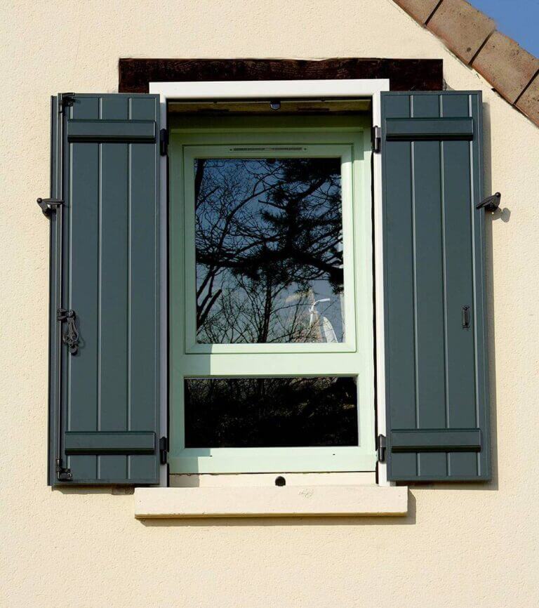 volet battant vert sur mesure