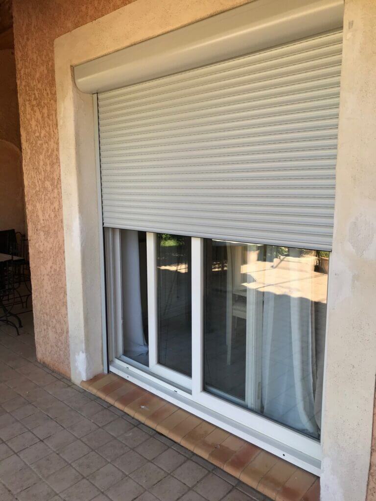 volet roulant sur une baie coulissante avec Motorisation intégrée radio