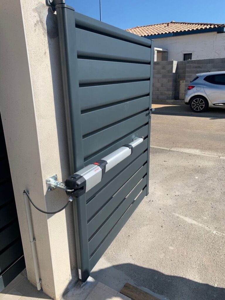 Portillon alu ouvert