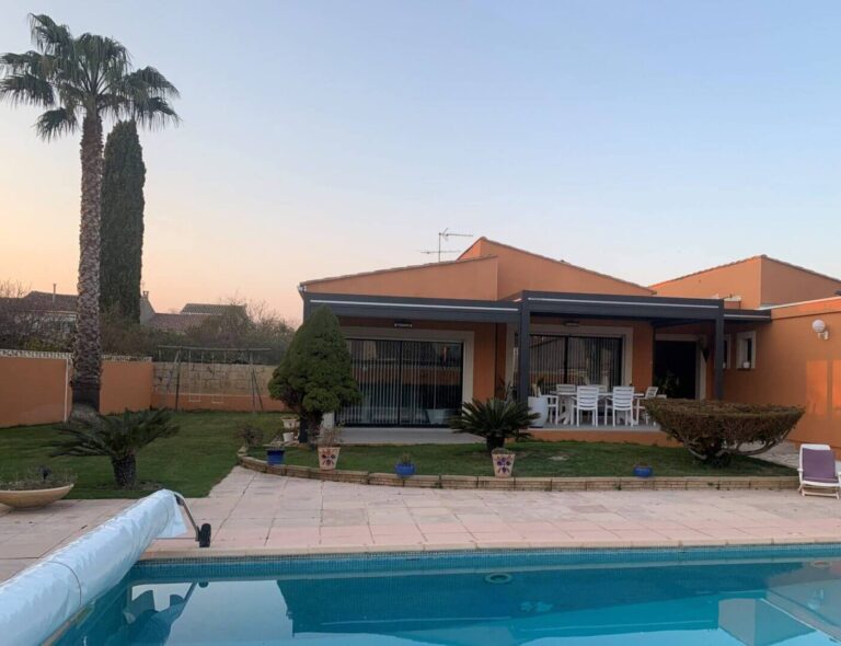 La pergola bioclimatique en aluminium bord piscine