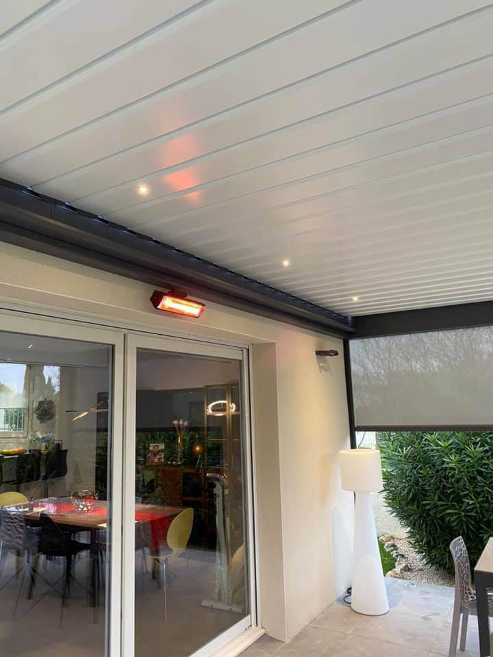 Pergola bioclimatique avec chauffage intégré