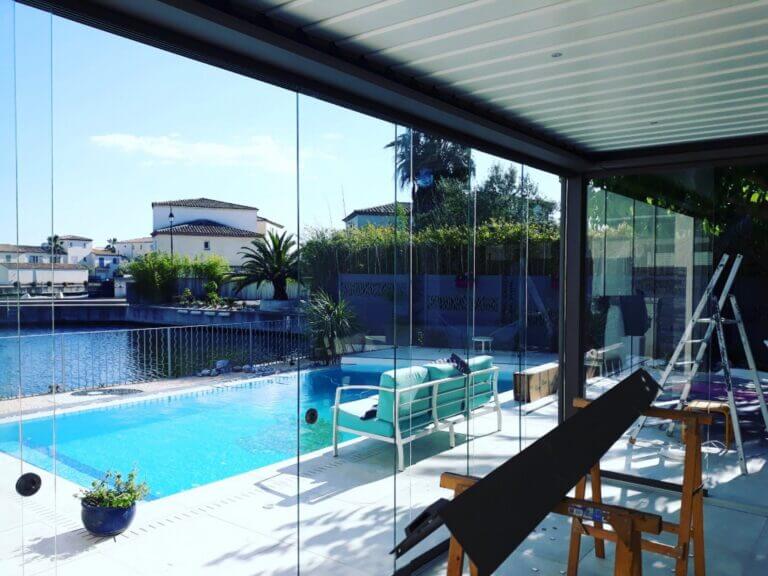 d'une Pergolas bioclimatique Lux intégral modèle 2020 avec parois vitrées en verre trempé