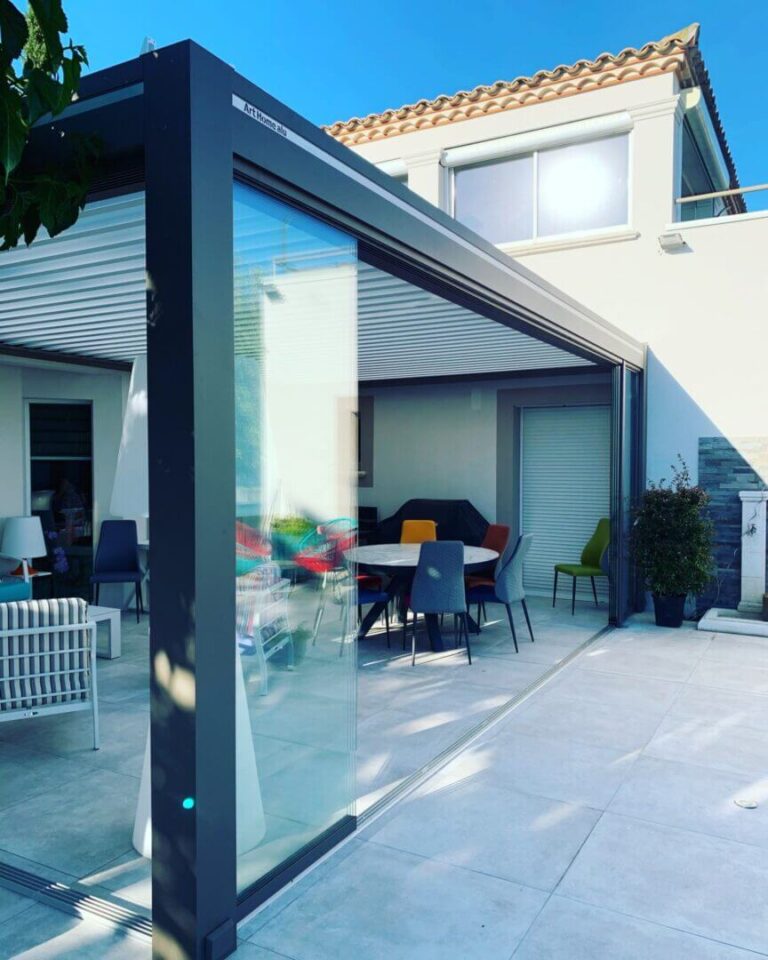 Pergolas bioclimatique Lux intégral modèle 2020 avec parois vitrées en verre trempé