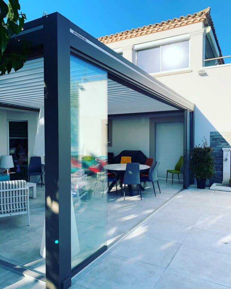 d'une Pergolas bioclimatique Lux intégral modèle 2020 avec parois vitrées en verre trempé