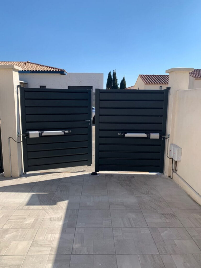 portail en aluminium motorisé 2 vantaux