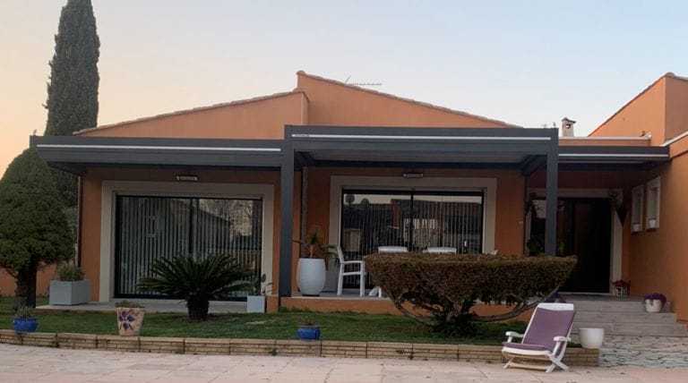La pergola bioclimatique en aluminium avec option