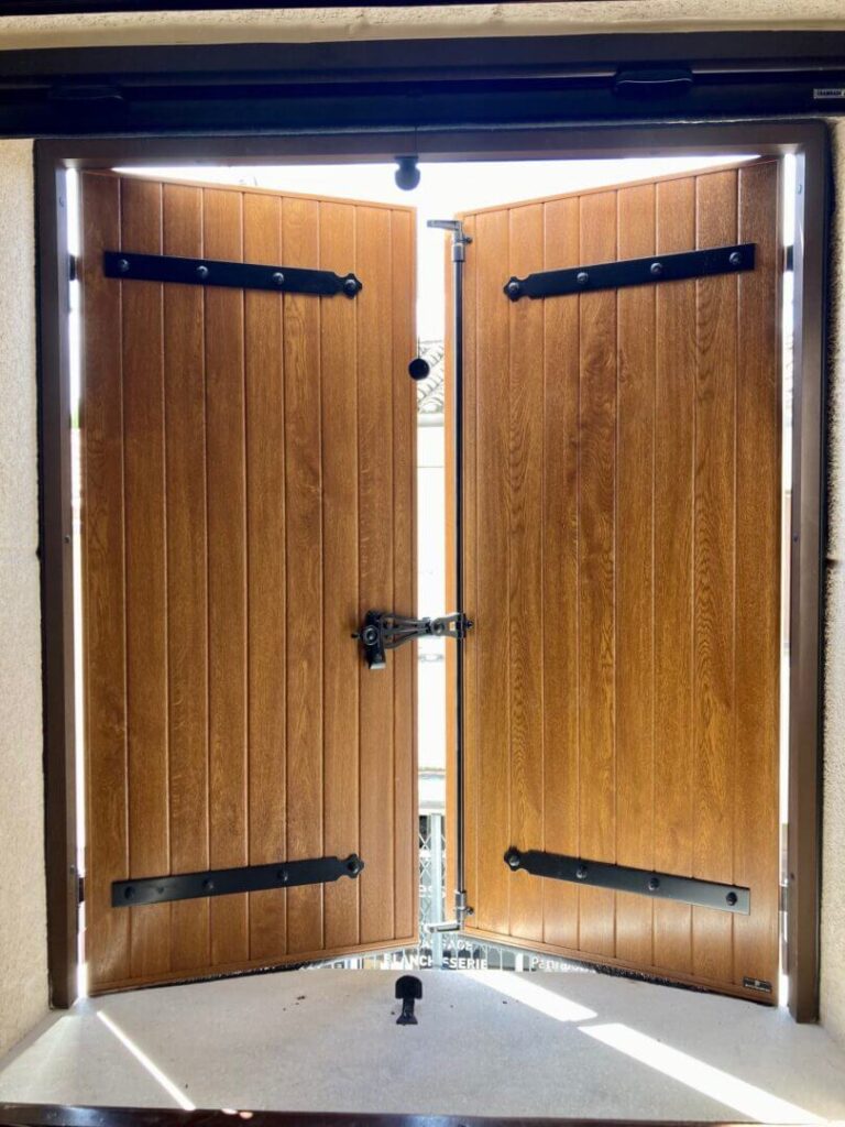 volets battants en PVC aux finitions plaxées aspect bois