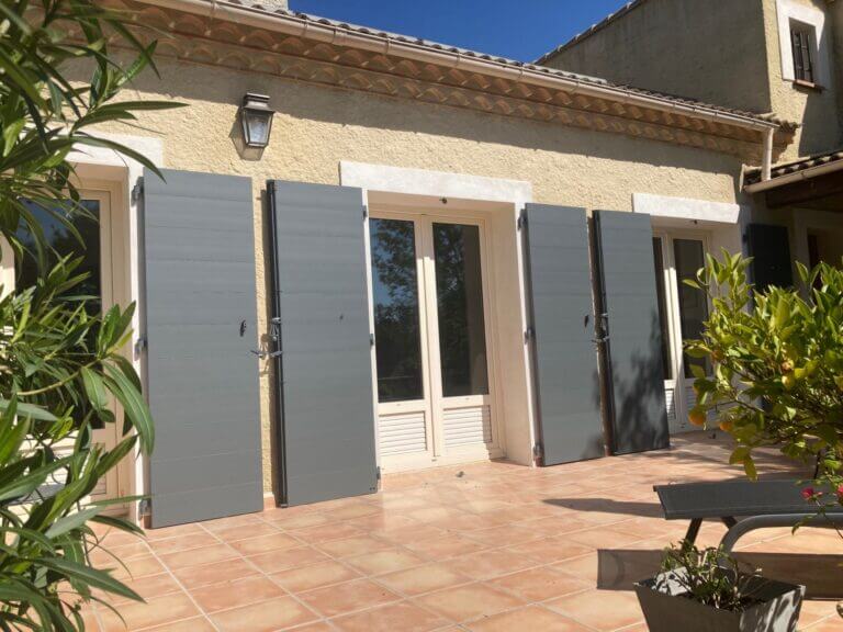 volets battants en aluminium sur