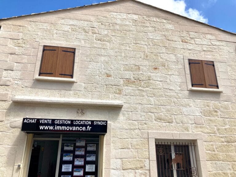 Volets battants en PVC aux finitions plaxées aspect bois