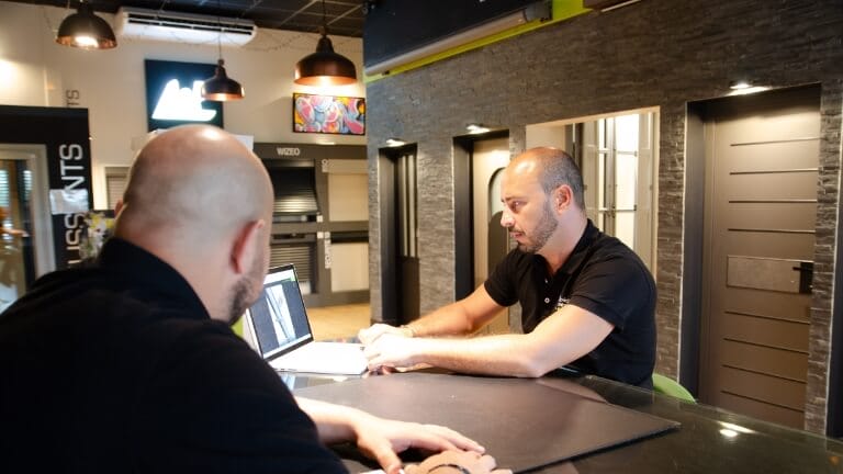 Conseiller menuiserie showroom special menuiseries