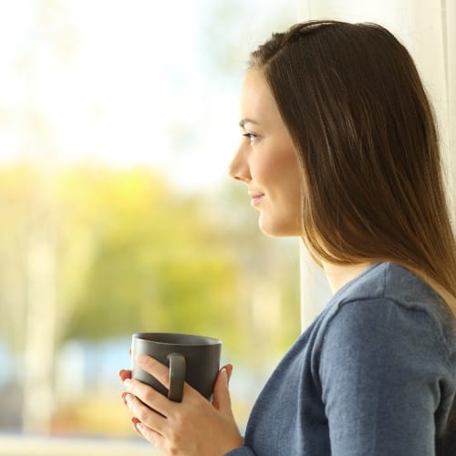 Isolation confort intérieur personne souriante