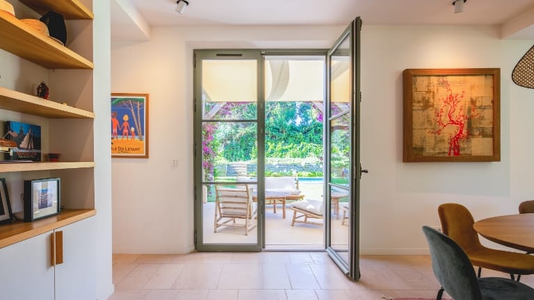 portes fenêtres bois salon moderne