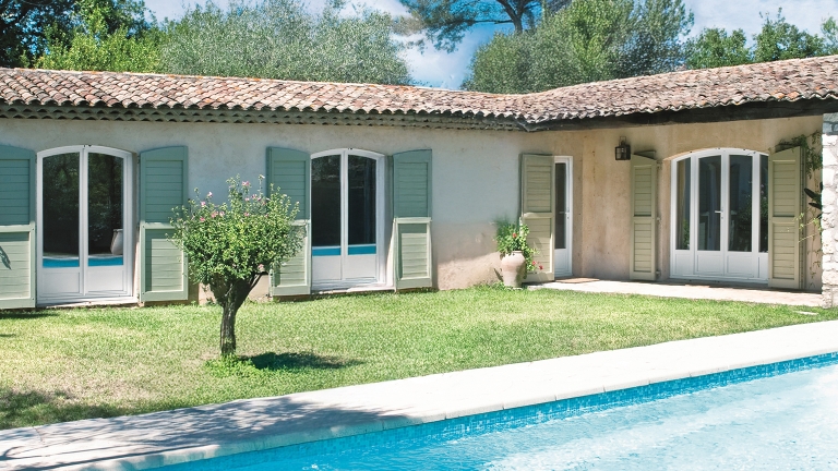 portes fenêtres pvc villa avec piscine