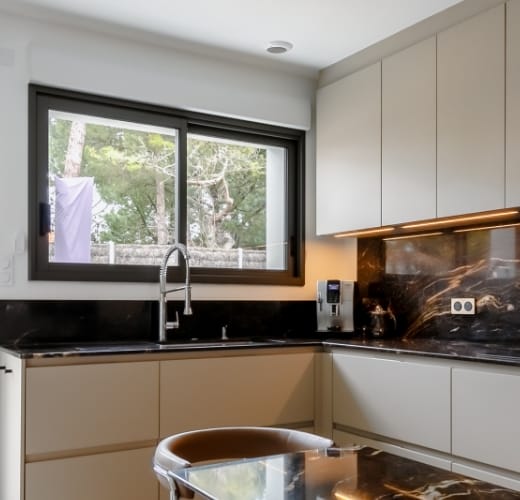 Fenêtre coulissante alu foncée