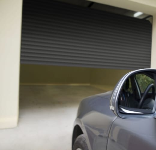 Porte de garage qui s'ouvre