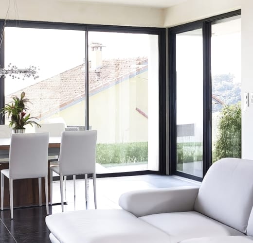 Porte fenêtre alu salon moderne