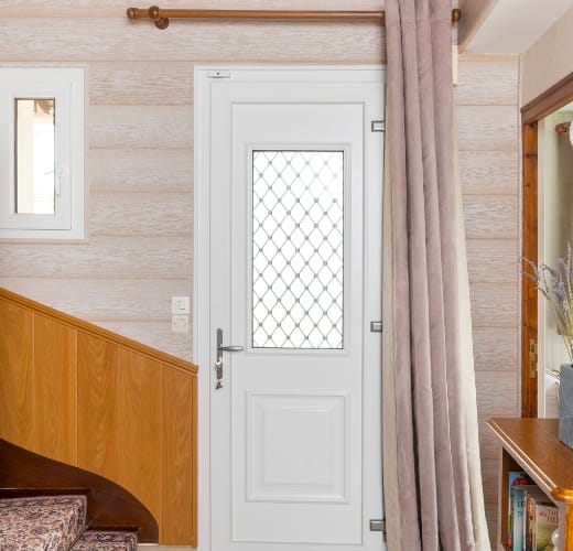Porte entrée bois vue intérieur maison