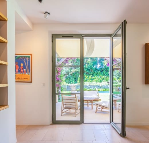 Porte fenêtre bois salon maison