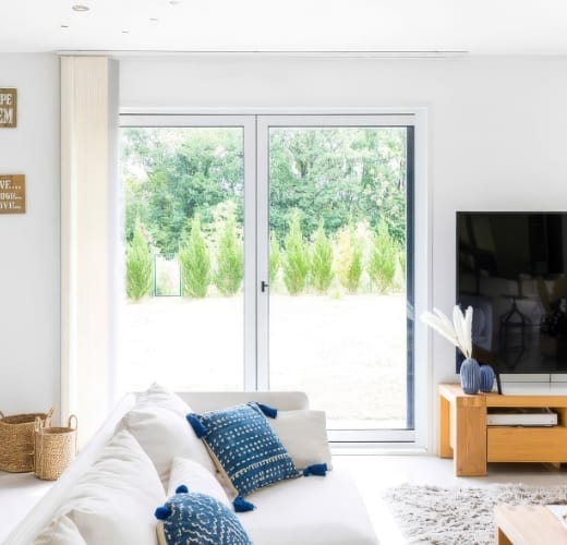 Porte-fenêtre coulissante salon lumineux