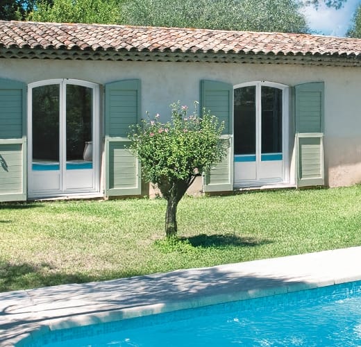 Portes fenêtres pvc villa avec pisine