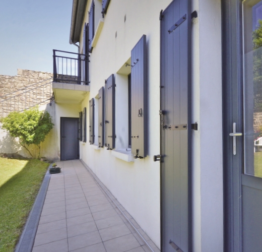 Volets battants villa foncés