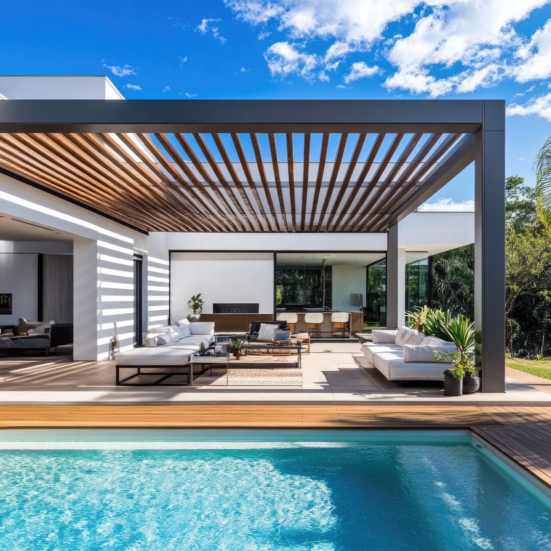 Pergola bioclimatique adossée devant une piscine