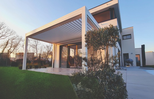 Pergolas & stores